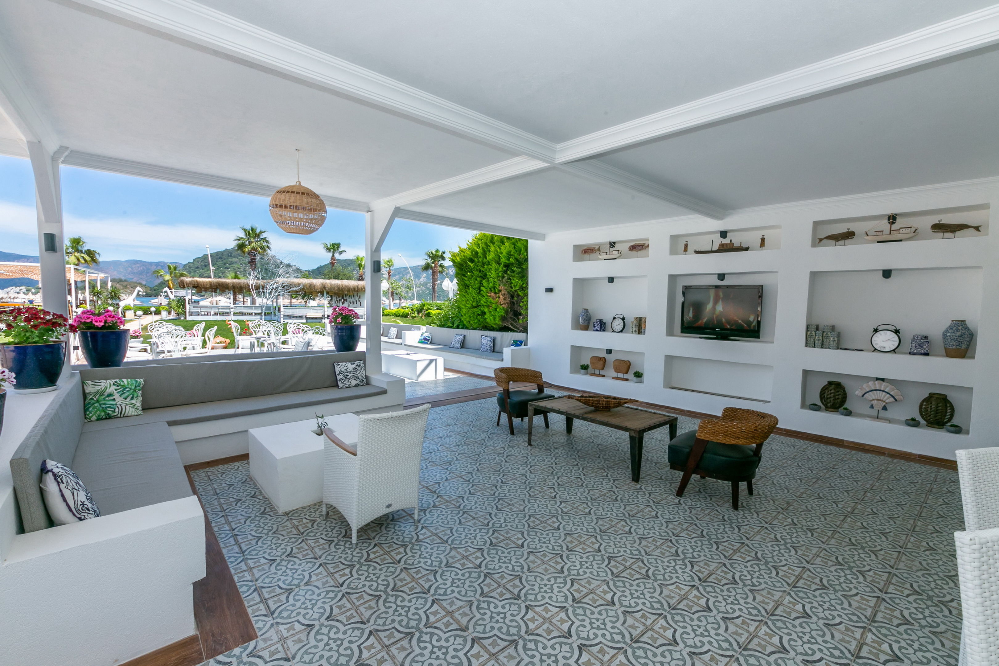 CASA BLANCA BEACH HOTEL 13+