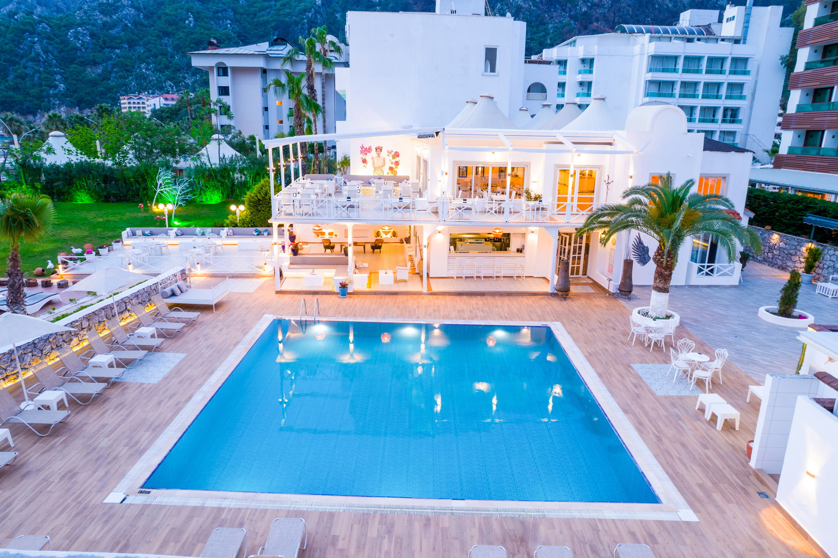 CASA BLANCA BEACH HOTEL 13+