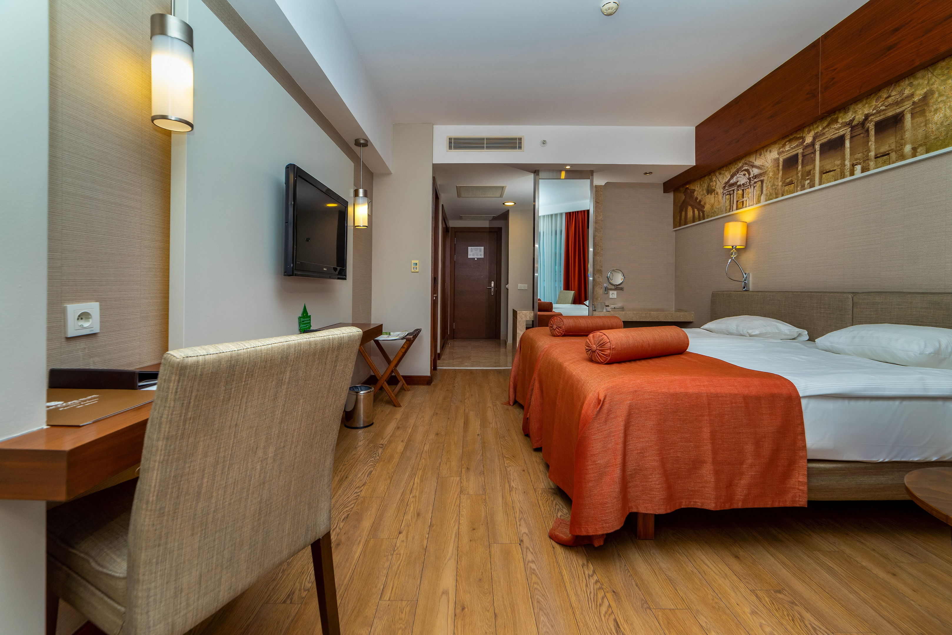 COMMODORE ELITE SUITE-SPA ADULT ONLY 18+