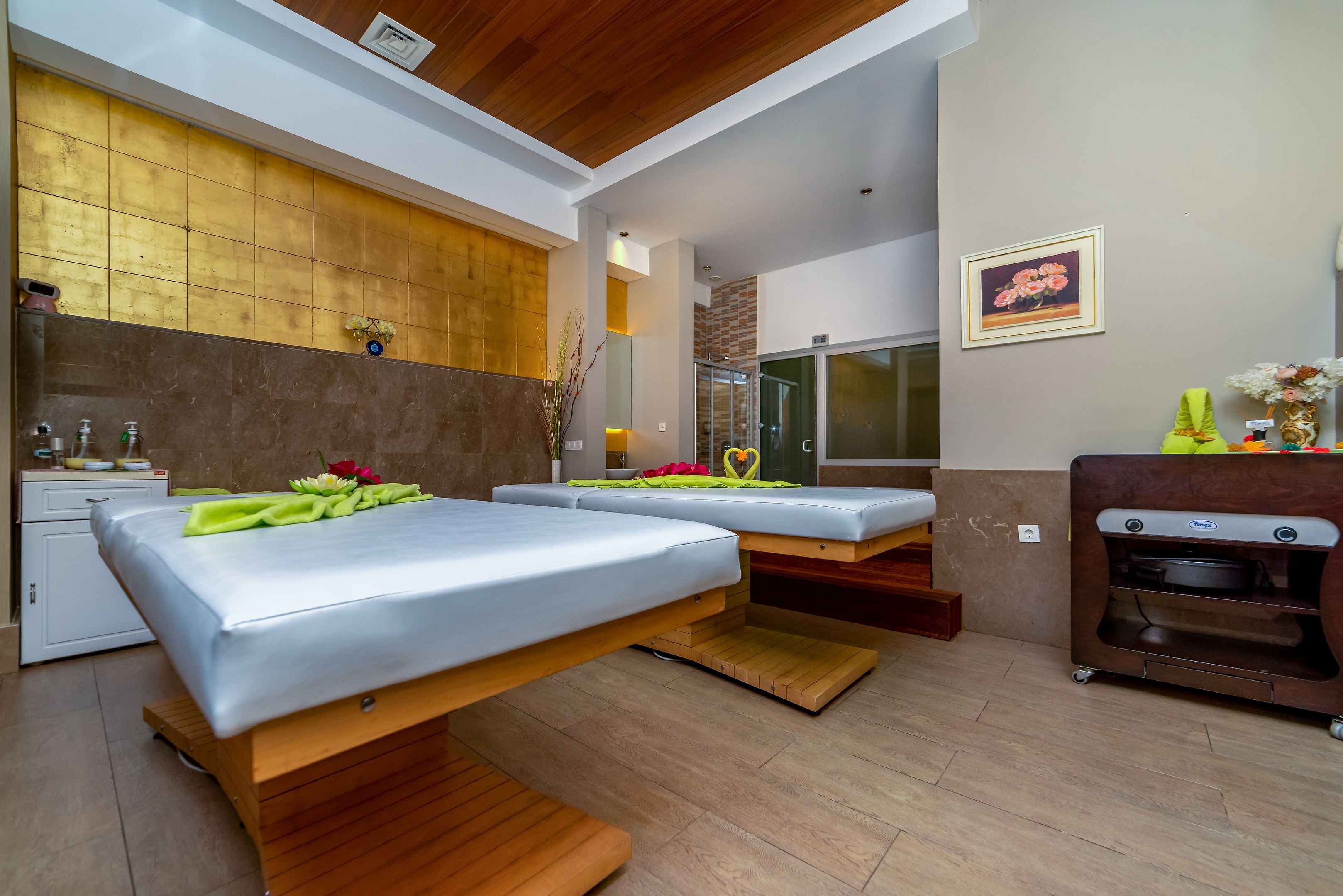 COMMODORE ELITE SUITE-SPA ADULT ONLY 18+