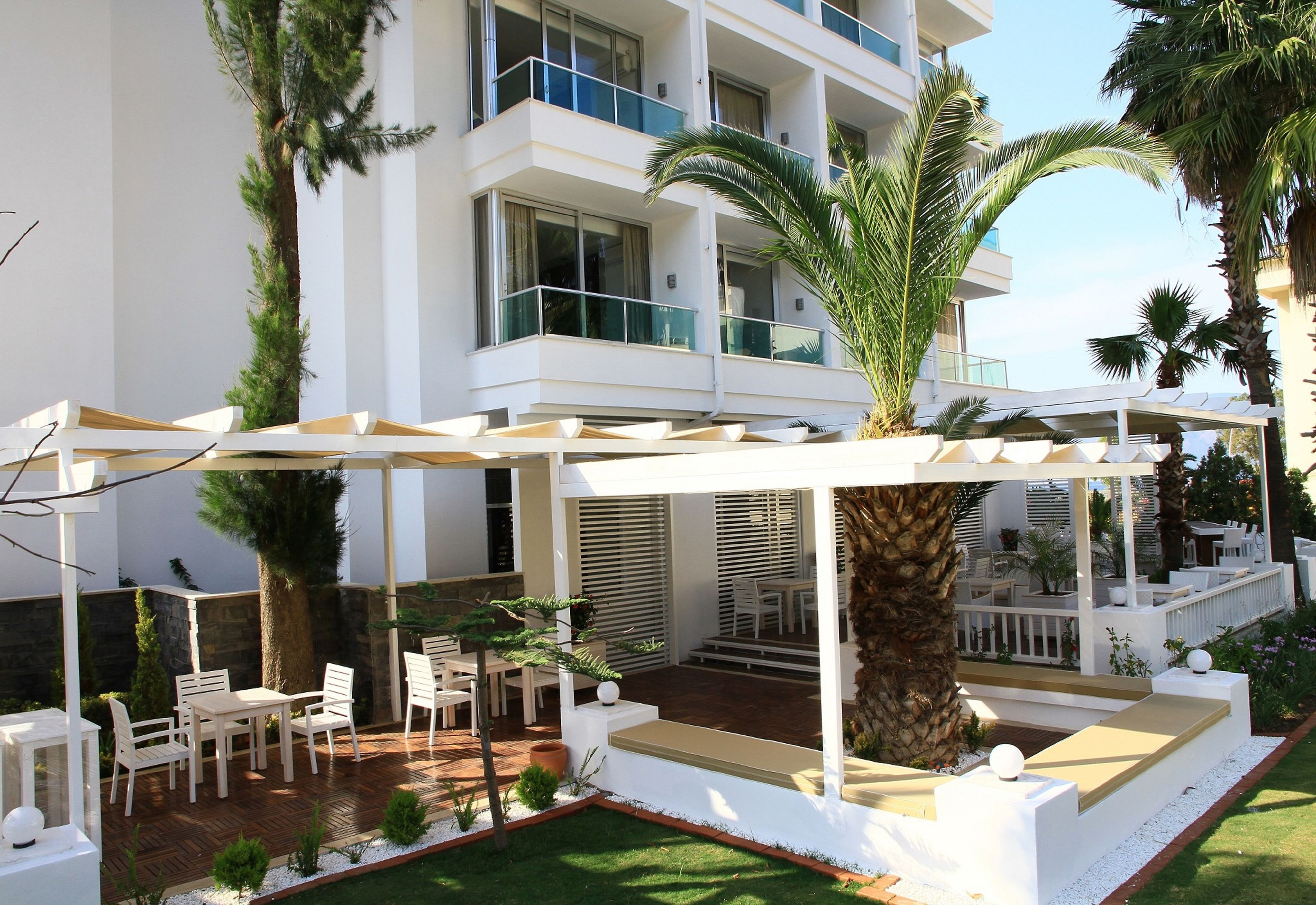 SUPREME BEACH HOTEL 14+