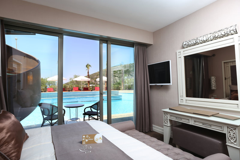 QLUSIVE HOTEL 14+
