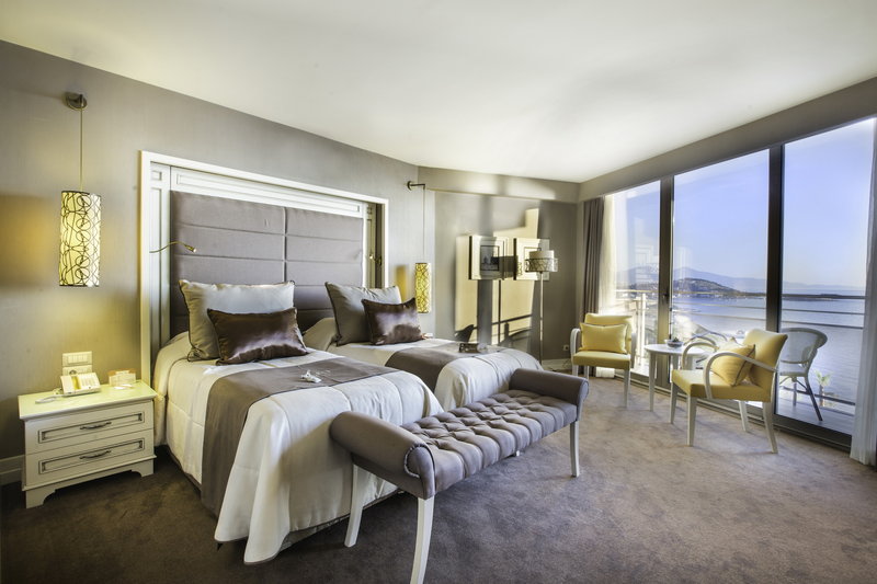 QLUSIVE HOTEL 14+
