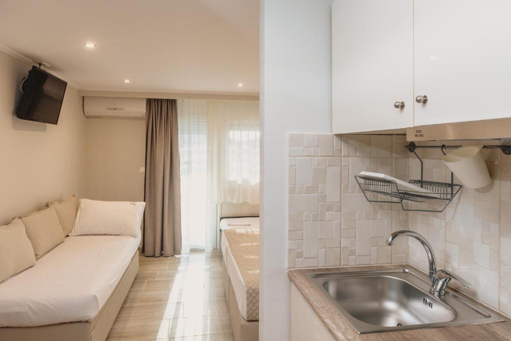 AMMOS BEACH SEASIDE LUXURY SUITES