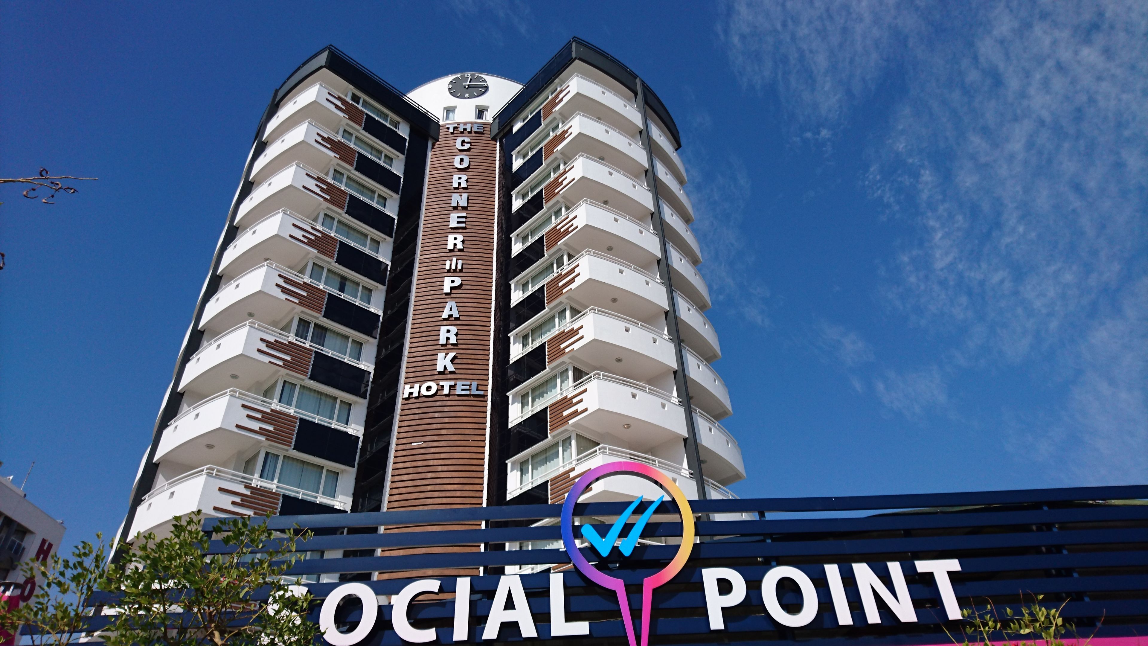 THE CORNER PARK HOTEL