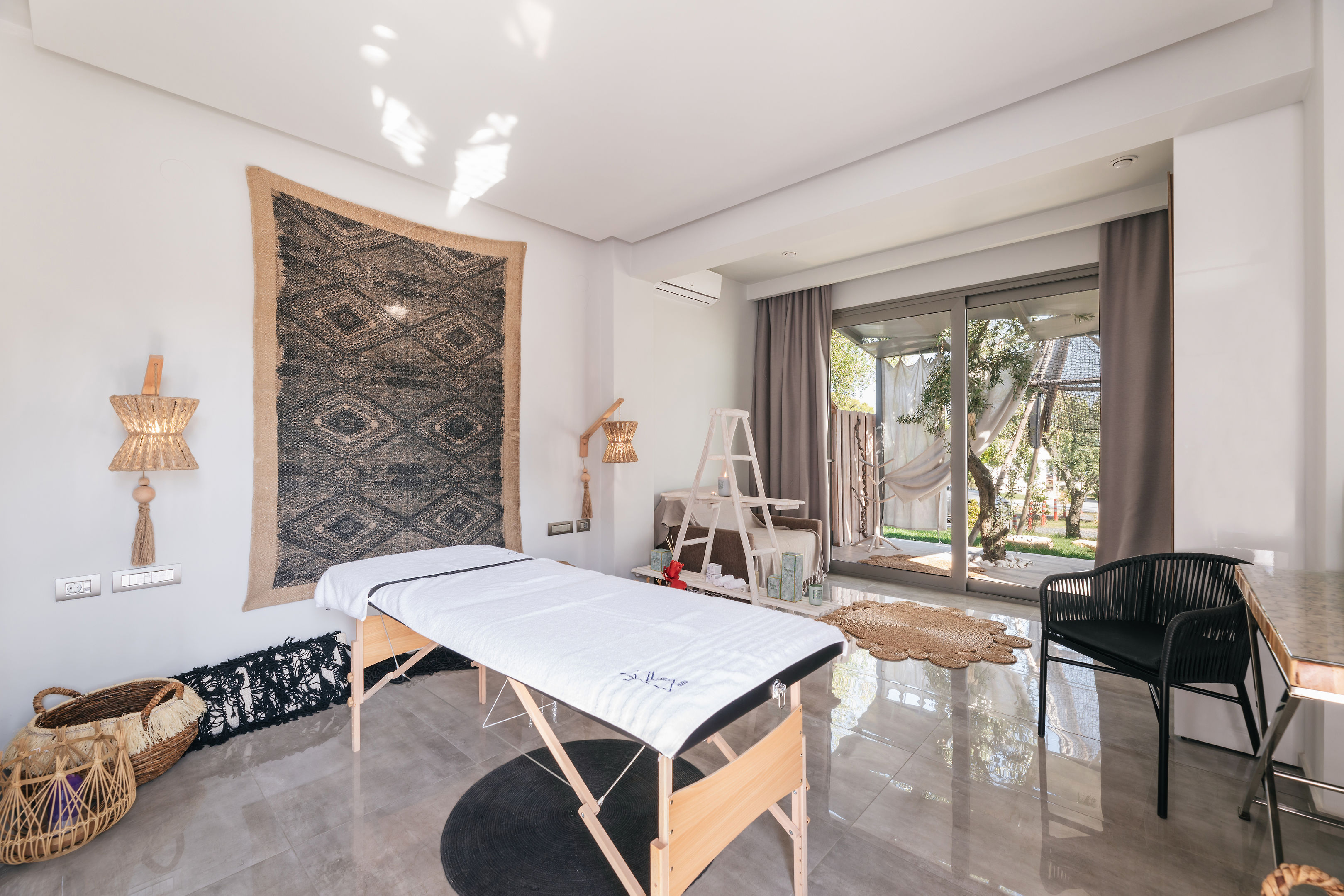 BLUE CARPET LUXURY SUITES