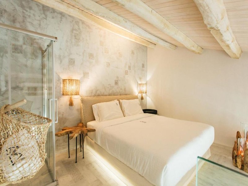 BLUE CARPET LUXURY SUITES