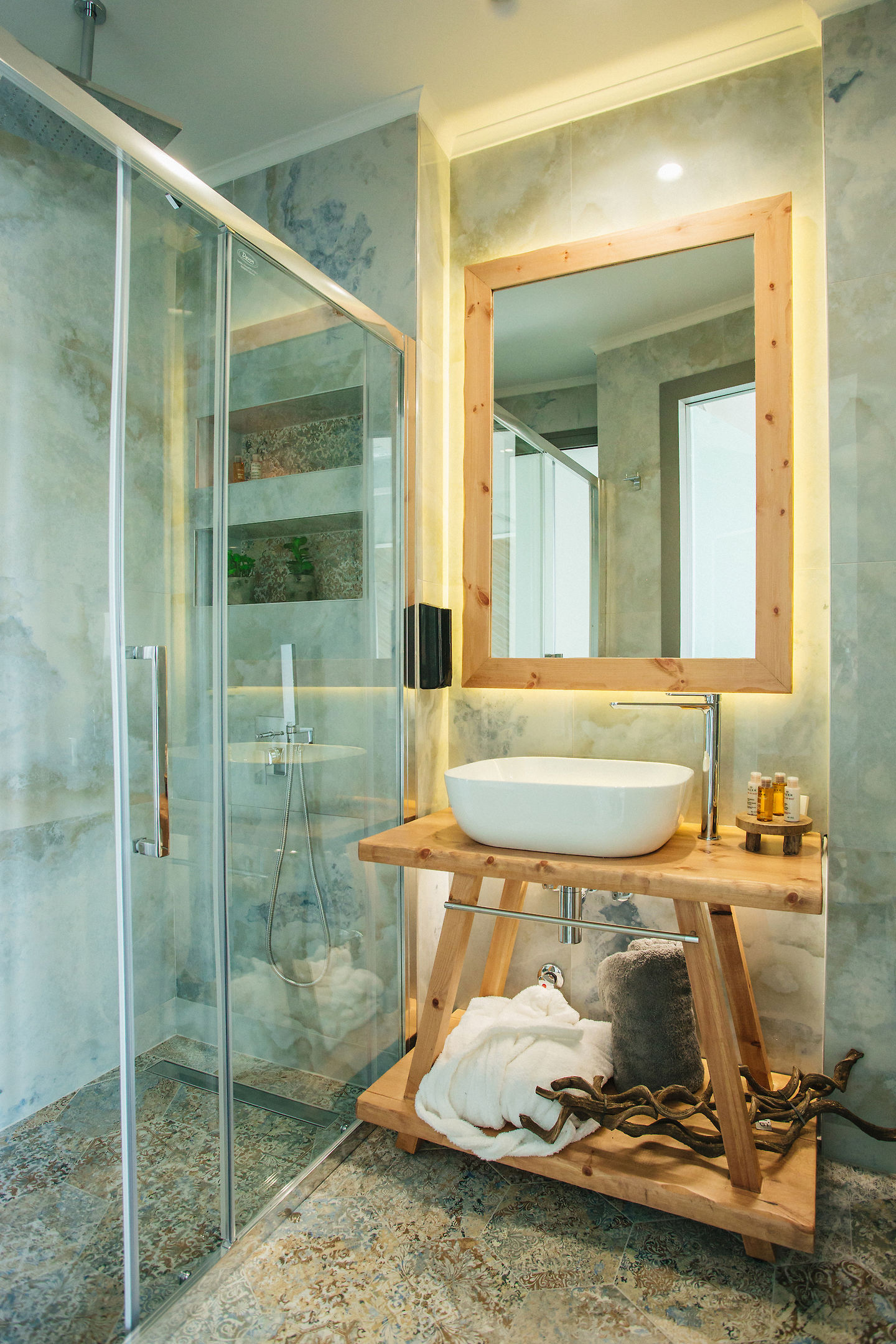 BLUE CARPET LUXURY SUITES