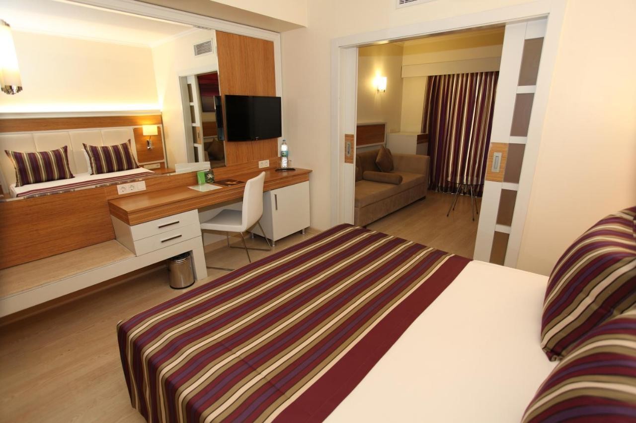 AQI HOTELS PEGASOS ROYAL