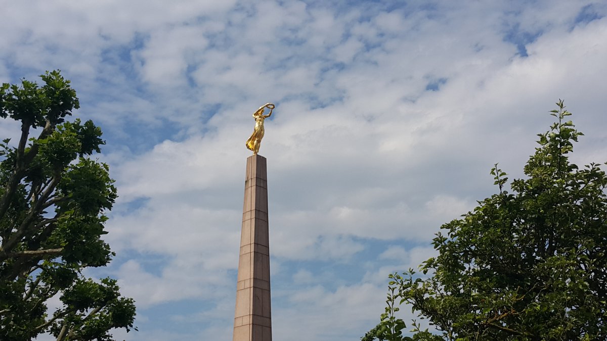 Бенелюкс - в сърцето на Европа - със самолет, обслужване на български език!