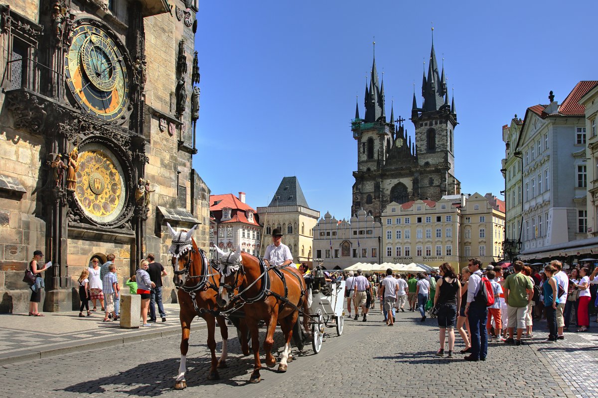 Прага - вълшебна и очарователна, със самолет и обслужване на български език - отпътуване от Варна