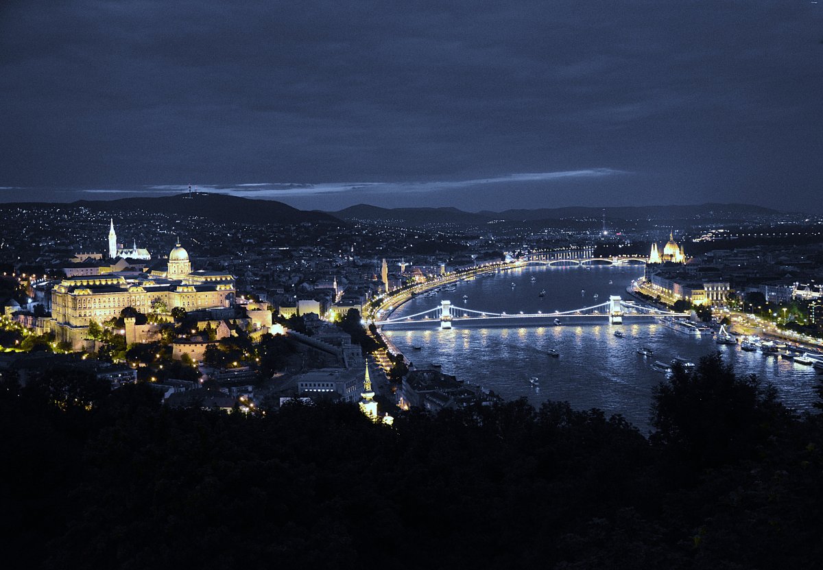 Светлините на Будапеща, със самолет и обслужване на български език