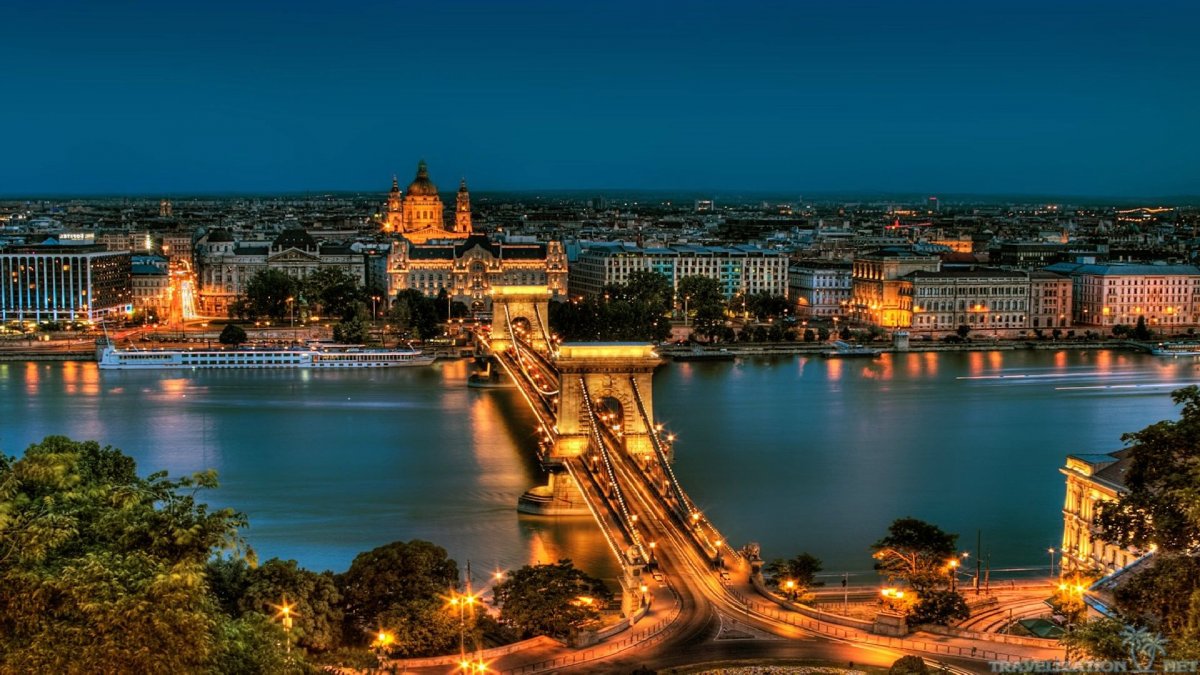 Светлините на Будапеща, със самолет и обслужване на български език